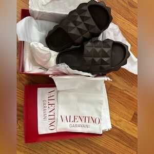 valentino garavani  rubber slide
New  never been worn 
Brown
Size: 39 EU